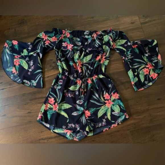 Pants - Short Floral Romper With Flared Sleeves
